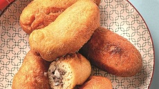 Πιροσκί πατάτας με γέμιση κιμά