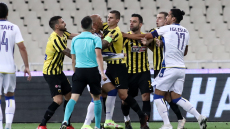 ΑΕΚ-Αστέρας Τρίπολης: Πιάστηκαν στα χέρια Τζαβέλλας και Μπαράλες και έγιναν αλλαγή για να μην αποβληθούν