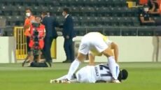 Μπεσίκτας: Κατέρρευσε στο γήπεδο ο Φαμπρίς Ν' Σακαλά, αλλά ευτυχώς ξεπέρασε τον κίνδυνο