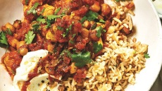 Κοτόπουλο με κάρι και ρεβίθια σιγομαγειρεμένα