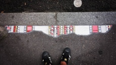 Καλλιτέχνης του δρόμου μετατρέπει τα κατεστραμμένα πεζοδρόμια σε... έργα τέχνης! - Δείτε φωτογραφίες