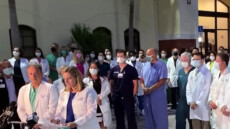 Γιατροί στη Φλόριντα διαμαρτύρονται έξω από το νοσοκομείο: «Εξαντληθήκαμε από την αύξηση των εισαγωγών, εμβολιαστείτε!»