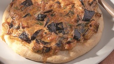 Ανοιχτή μελιτζανόπιτα με πρόβειο γιαούρτι