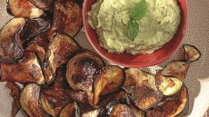 Τσιπς μελιτζάνας με κρέμα αβοκάντο, λάιμ και μέντα