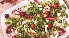 Καλοκαιρινή σαλάτα με κεράσια, ρόκα και γκοργκοντζόλα
