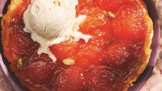 Τάρτα τατέν με βερίκοκα, καρδάμωμο και σπιτικό παγωτό βανίλια