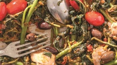 Βλίτα τσιγαριαστά με ντομάτα, ελιές, κύμινο και απάκι κοτόπουλο