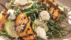 Αλμύρα με ψητά ροδάκινα, κρίταμο και ξινομυζήθρα