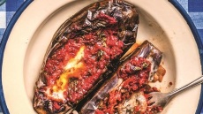 Μελιτζάνες με τυριά και φρέσκια ντομάτα στο φούρνο