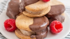 Γεμιστά μπισκότα με παγωτό: το τέλειο επιδόρπιο για τα παιδιά