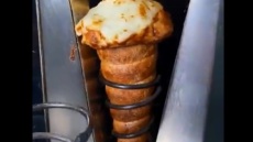 Η πίτσα σε χωνάκι που έκανε άνω κάτω το Twitter!