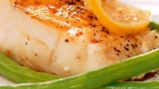 Μπακαλιάρος μαριναρισμένος σε λεμόνι με φασολάκια σοτέ