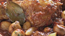 Κόκορας κρασάτος με μανιτάρια και καραμελωμένα κρεμμύδια  (Coq Au Vin)