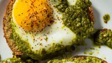 Pesto eggs: Πώς να φτιάξετε τη νέα γευστική τρέλα του TikTok