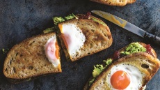 Σάντουιτς με αυγό στη μέση