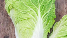 Το απίστευτο κόλπο για να κόψετε το μαρούλι σε 1 δευτερόλεπτο