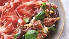 Μπρουσκέτα με μπουράτα, μαρμελάδα κρεμμυδιών, φρέσκα σύκα και προσούτο