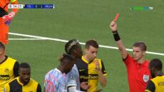 Champions League: Το «δολοφονικό» τάκλιν του Γουάν-Μπισάκα που άφησε τη Γιουνάιτεντ με 10 παίκτες