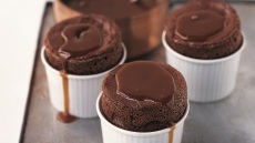 Σουφλέ σοκολάτας µε σάλτσα σοκολάτας