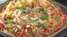 Λιγκουίνι φαγόπυρου με dressing ταχίνι, λαχανικά και κάσιους