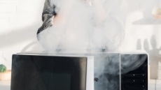 Αυτές είναι οι τροφές που δεν πρέπει να βάζετε ποτέ στον φούρνο μικροκυμάτων