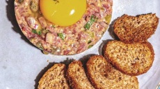 Ταρτάρ μοσχαρίσιο κλασικό με κρόκο αυγού