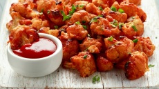 Μαγειρεύουμε pasta, burger και buffalo wings, όλα vegan!