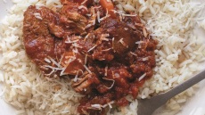 Κοκκινιστό μοσχαράκι με ρύζι