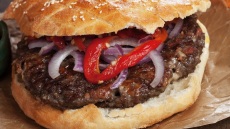 To μυστικό υλικό που απογειώνει τα σπιτικά μπέργκερ