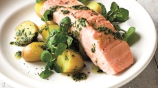 Σολομός στον ατμό με αρωματική σάλτσα μουστάρδας