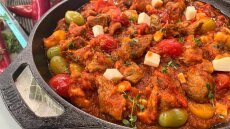 Χοιρινή τηγανιά με ντομάτα, τσίπουρο και ταλαγάνι