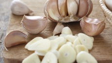 Ο πιο αποτελεσματικός τρόπος να καθαρίσετε το σκόρδο βήμα-βήμα