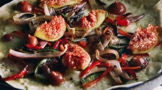 Ανοικτή quesadilla με φρέσκα σύκα, ψητές πιπεριές, κρεμμύδια και γραβιέρα