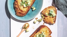 Φρυγανισμένο ψωμί με τυροκαυτερή και ταρτάρ αγγουριού με αβοκάντο