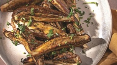 Ψητές τσακώνικες μελιτζάνες και κρέμα λιαστής ντομάτας με μυρώνια