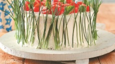 Πολύχρωμη τούρτα με κοτόπουλο, ανθότυρο, ντοματίνια και αγγουράκια