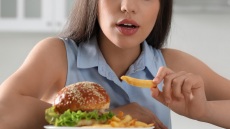 Αυτές είναι οι χειρότερες διατροφικές συνήθειες για τον εγκέφαλό μας