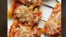 Σουβλάκι… ζυμαρικών; Tο είδαμε κι αυτό!