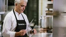 Άγγελος Λάντος: O κριτής του Game of Chefs είναι ο σεφ της Σπονδής με 2 αστέρια Michelin!