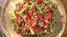 Στριφτούδια με κρύα σάλτσα πέστο και ψητά ντοματίνια