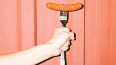 Επεξεργασμένο κρέας: Το φυτικό συστατικό που θα ξανακάνει τα λουκάνικα υγιεινά