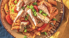 Πέννες κόκκινης φακής με τόνο, κρύα σάλτσα πιπεριάς και ελιές