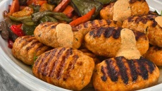 Μπιφτέκια γαλοπούλας με ψητά λαχανικά και σάλτσα γιαουρτιού