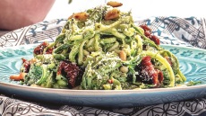 Σαλάτα με σπαγγέτι κολοκυθιού, πέστο βασιλικού και λιαστές ντομάτες