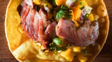 Τοστάδα με ψητό απάκι, pico de gallo από μάνγκο, σάλτσα αβοκάντο