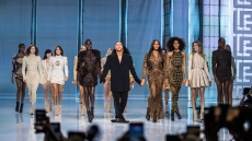 Κάρλα Μπρούνι, Ναόμι Κάμπελ και Μίλα Γιόβοβιτς έκαναν πασαρέλα για τον οίκο Balmain - Δείτε βίντεο