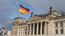 Γερμανία: Ένας «Βίκινγκ» και δύο διεμφυλικές γυναίκες κάνουν το ντεμπούτο τους στη Μπούντεσταγκ