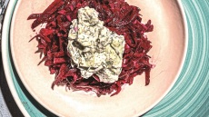 Κρέμα γκοργκοντζόλα με παντζάρι, μαριναρισμένο σε τζίντζερ και λεμόνι