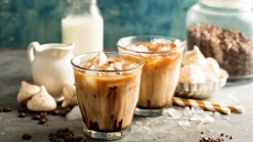 Μήπως ο τρόπος που πίνετε τον καφέ σάς παχαίνει;