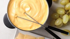 Η πιο βελούδινη, σπιτική τυρένια σάλτσα έτοιμη σε 10 λεπτά!